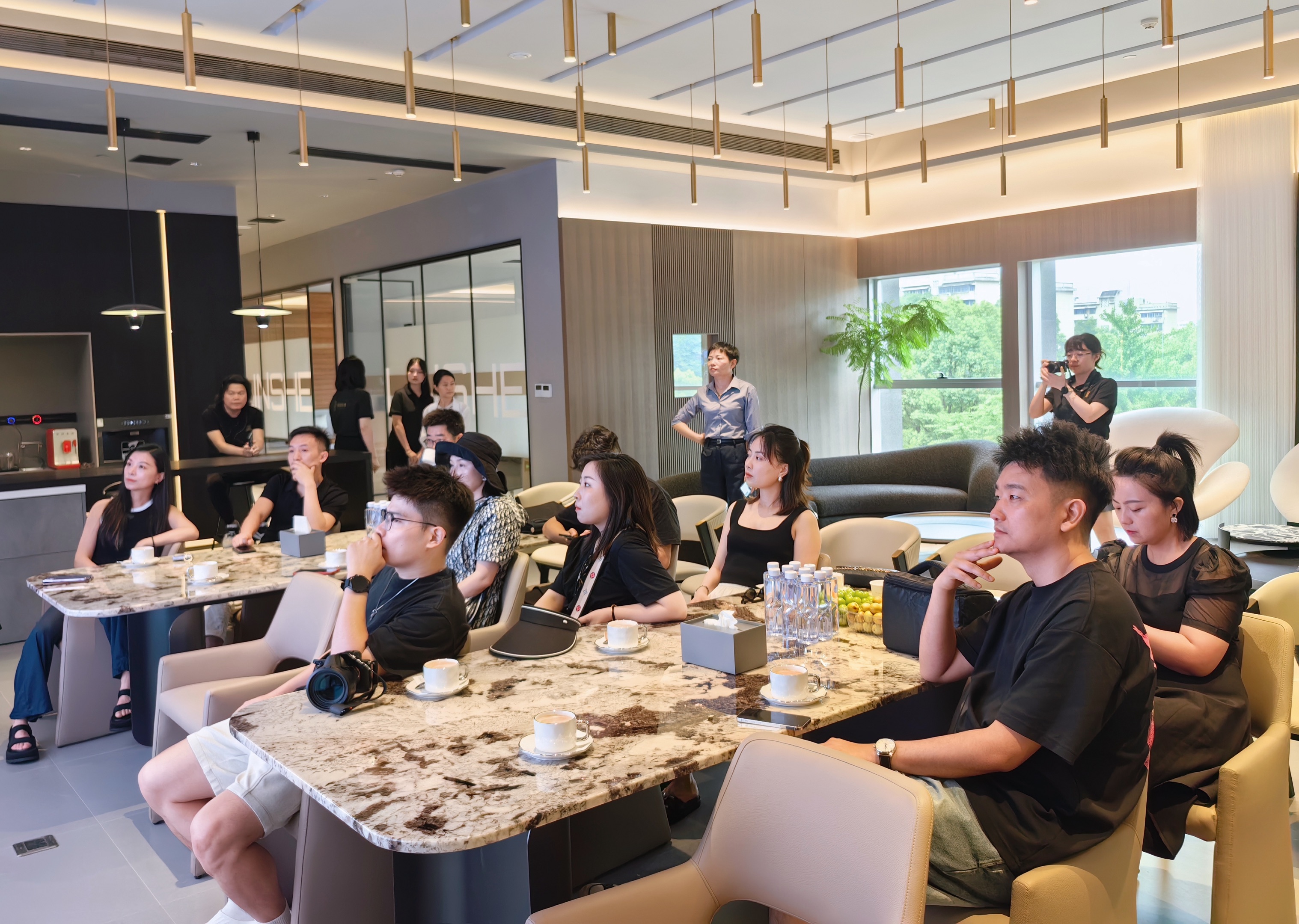成都頂尖設(shè)計師聯(lián)盟走進幟境墅裝，學(xué)習(xí)定制別墅品牌的發(fā)展之道